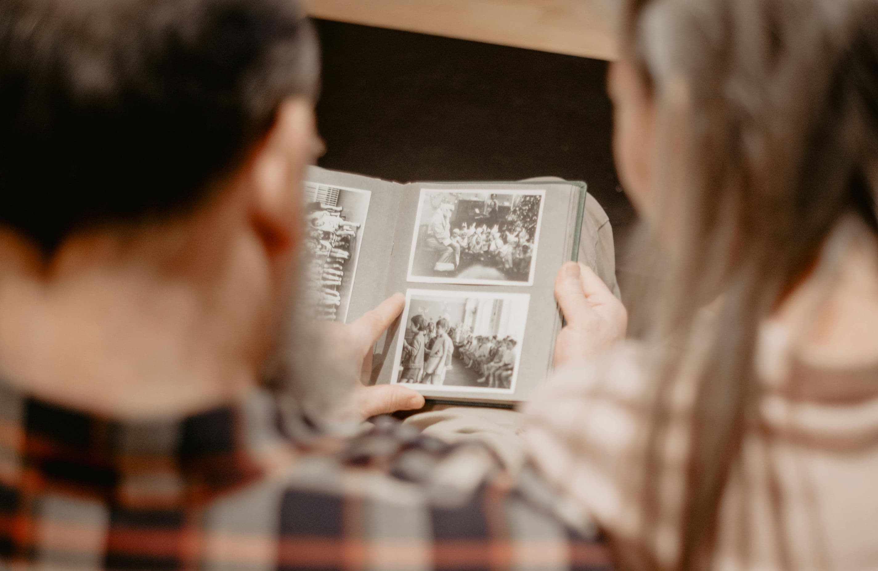 Un proche partage des souvenirs en famille